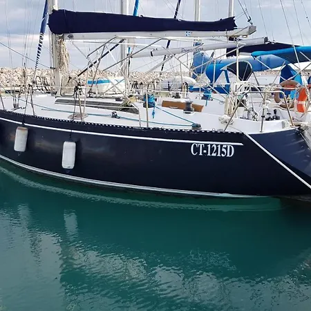 Vive El Mar Botel *