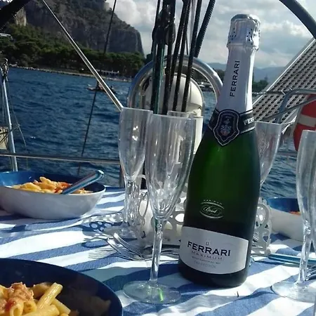 Botel Vive El Mar *